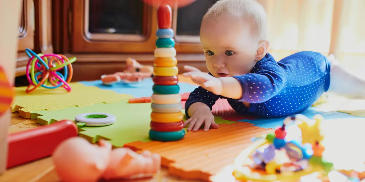 Les jeux de bébé qui aident à son développement - Bébés et Mamans