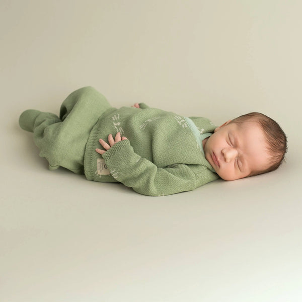 Ensemble naissance 4 pièces vert menthe coton bio porté par un nouveau-né - vue principale